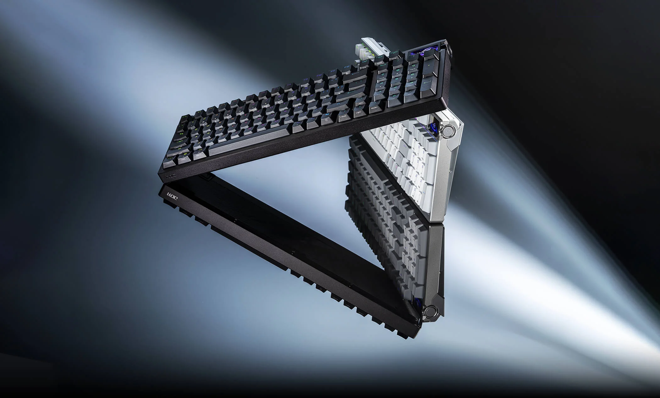 Asus ROG Azoth 96 HE, ujęcie pod kątem pokazujące profil obudowy i ekranik OLED