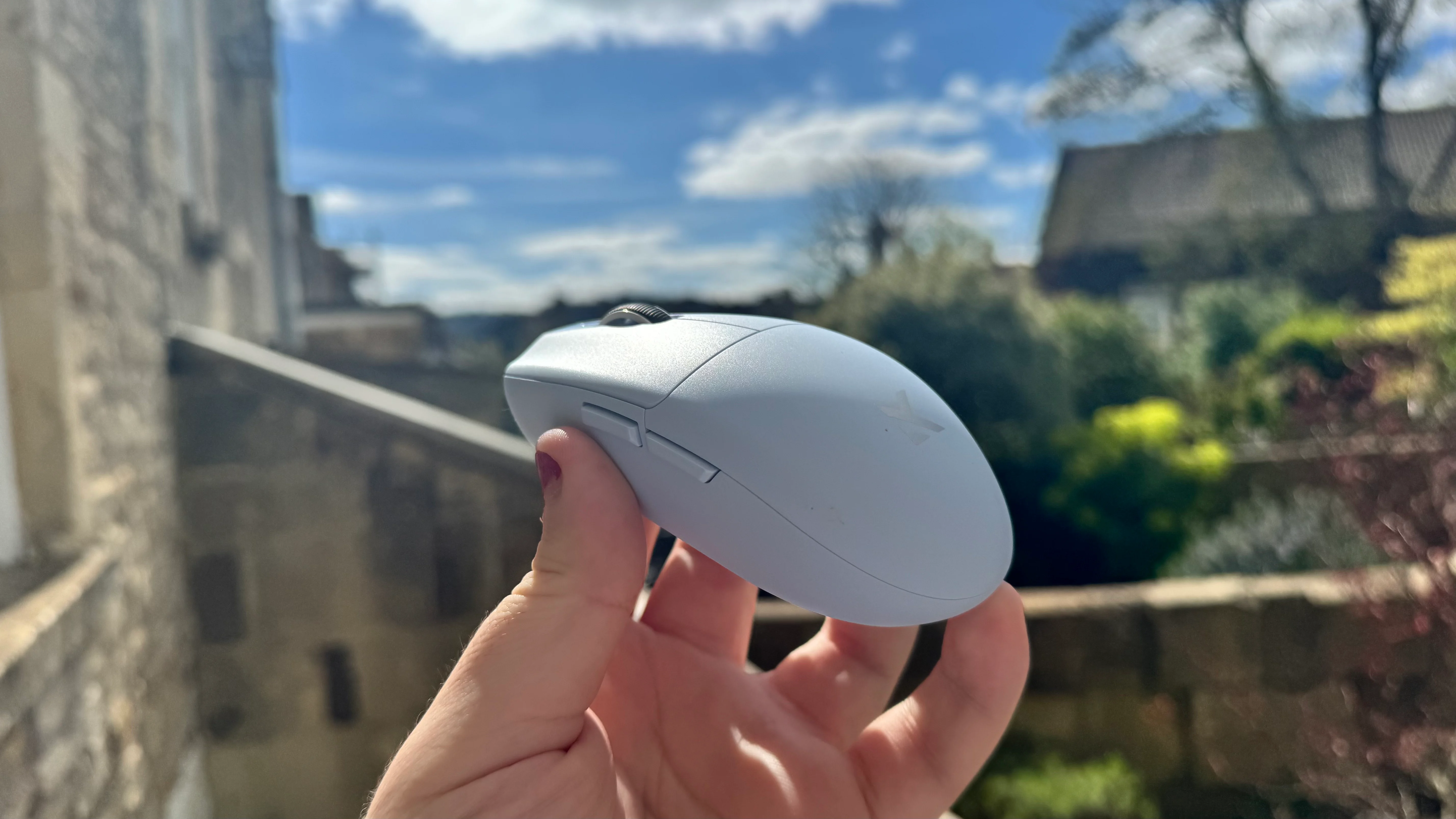 VXE Dragonfly R1 jako przykład lekkiej myszy z konfiguracją w V HUB.