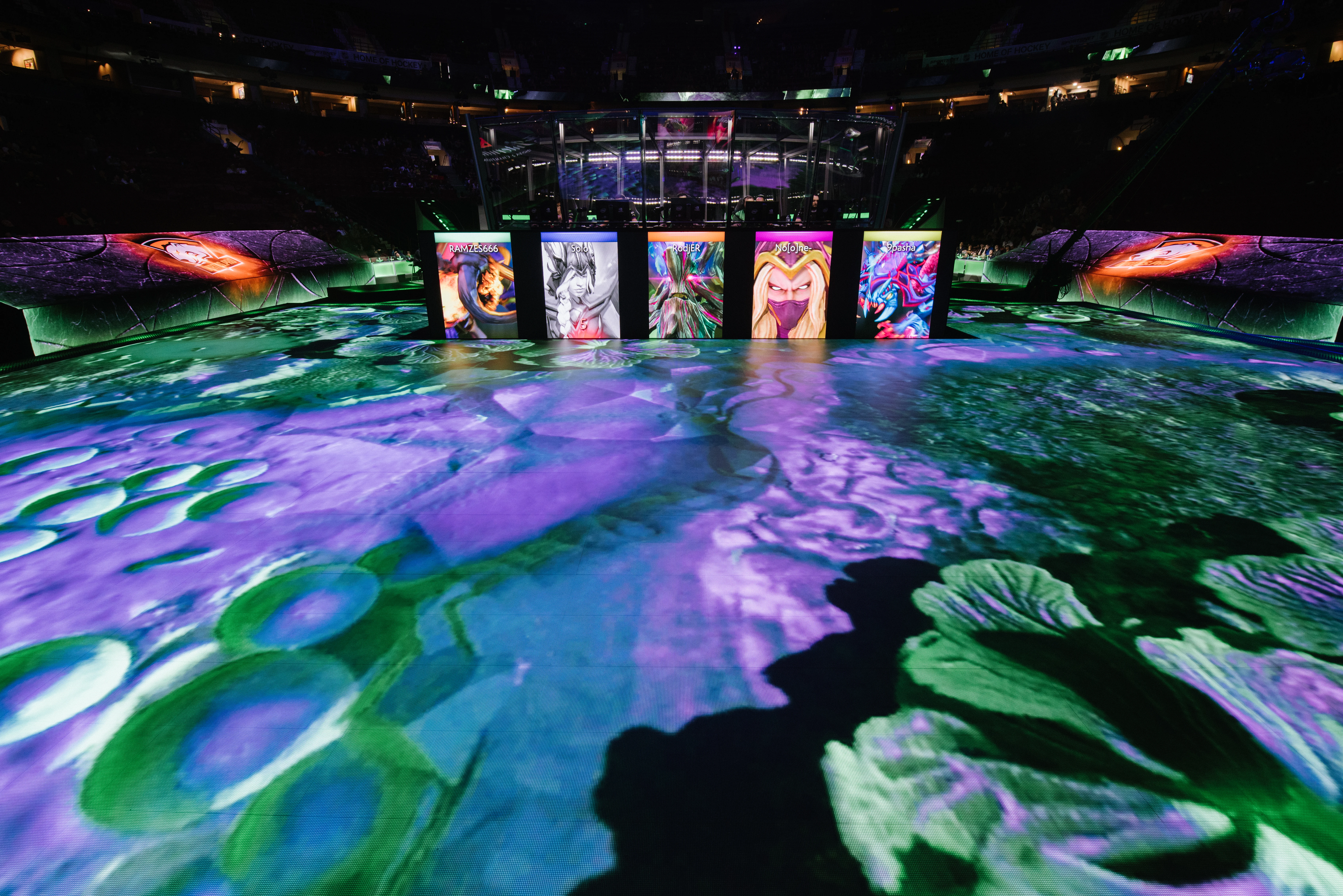 Scena turniejowa Dota 2 z prezentacją graczy na wielkim ekranie