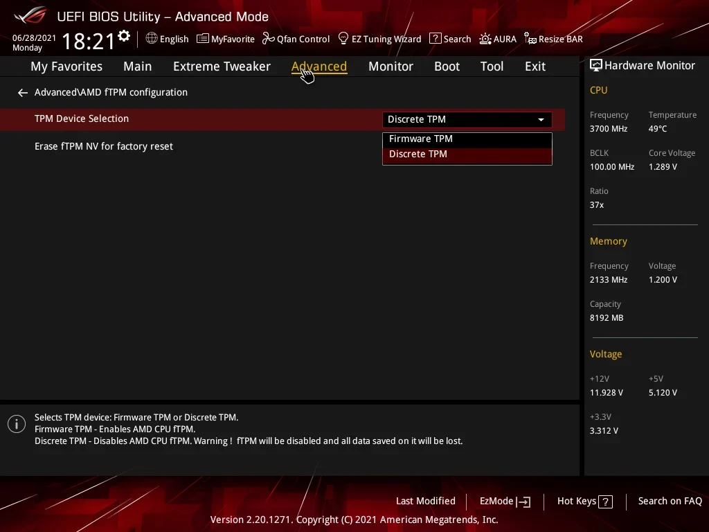 ASUS ROG BIOS, Advanced, AMD fTPM configuration: the TPM Device Selection field with the list open showing Firmware TPM and Discrete TPM, and a description warning that choosing Discrete TPM disables fTPM and erases the data saved in it