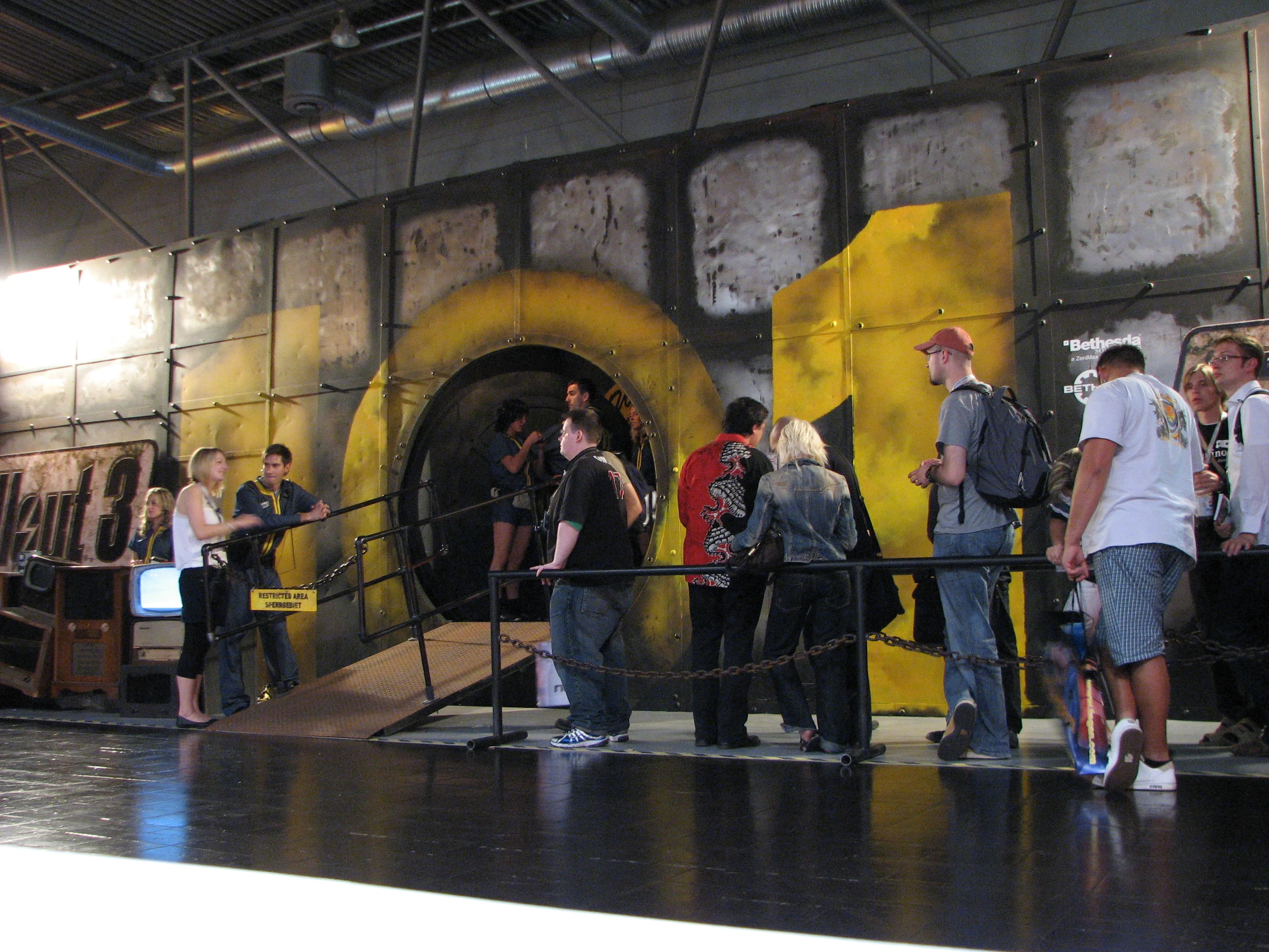 Stoisko Fallout 3 z wejściem do Krypty na targach Games Convention 2008