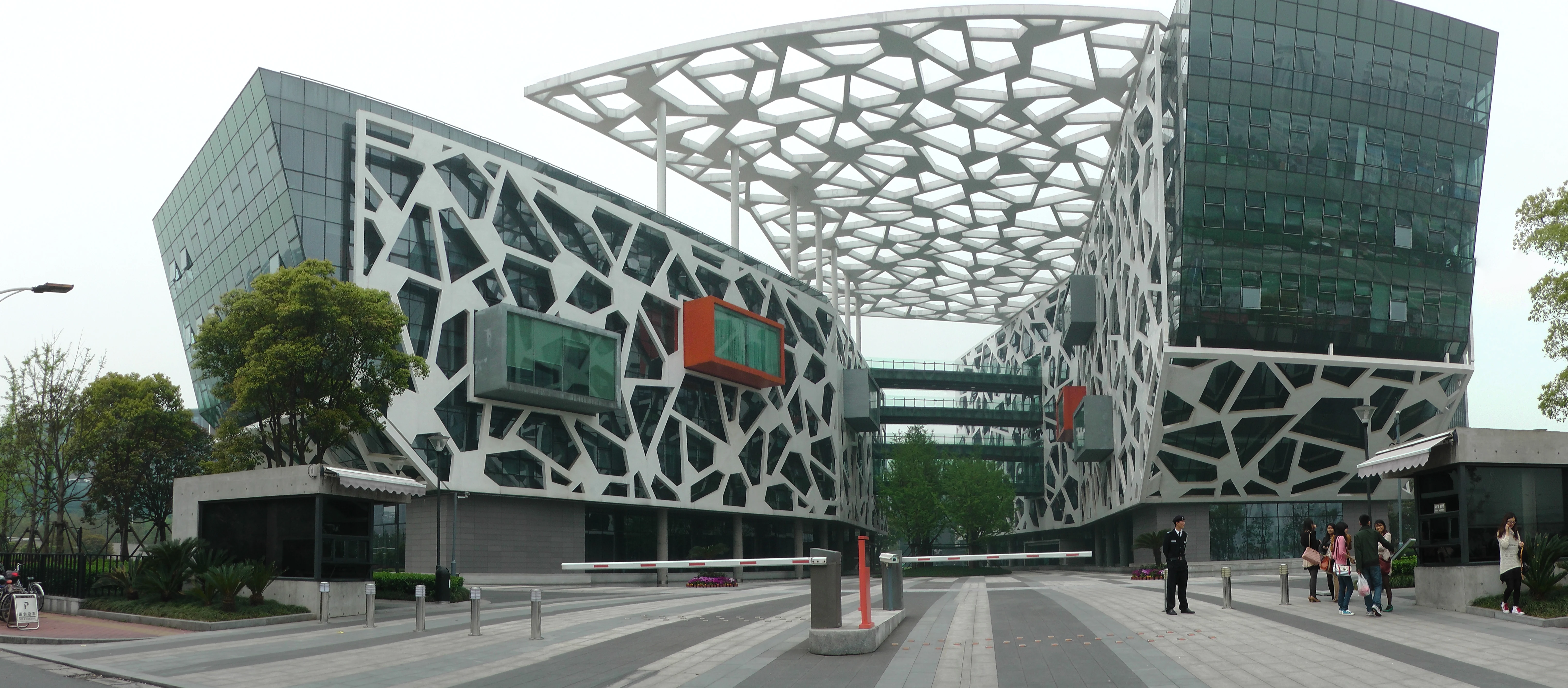 Siedziba główna Alibaby w Hangzhou z charakterystyczną siatkową fasadą
