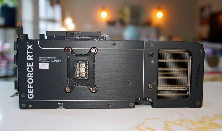Zbliżenie na kartę graficzną GeForce RTX 5070 Ti.