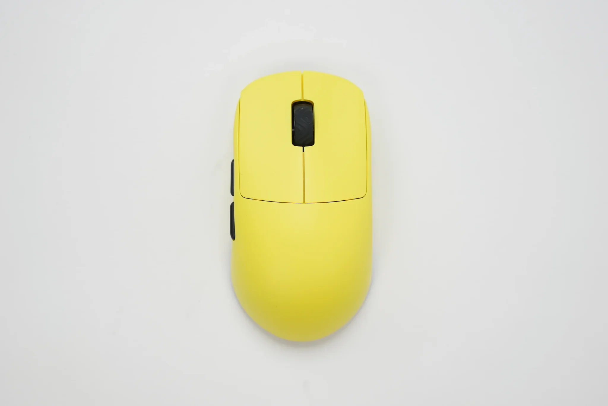 Scyrox V8 jako ultra lekka bezprzewodowa mysz gamingowa z sensorem PixArt 3950 i obsługą 8K.