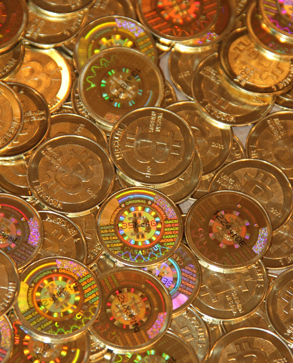Fizyczne monety Bitcoin ułożone jedna na drugiej